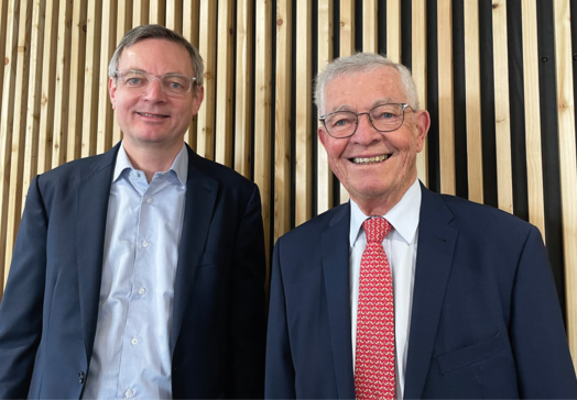 Matthieu und Etienne stehen lächelnd nebeneinander